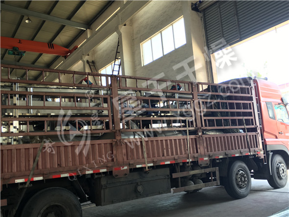 山东华夏新材料有限公司订购的四台方形振荡筛于昨日完成发货