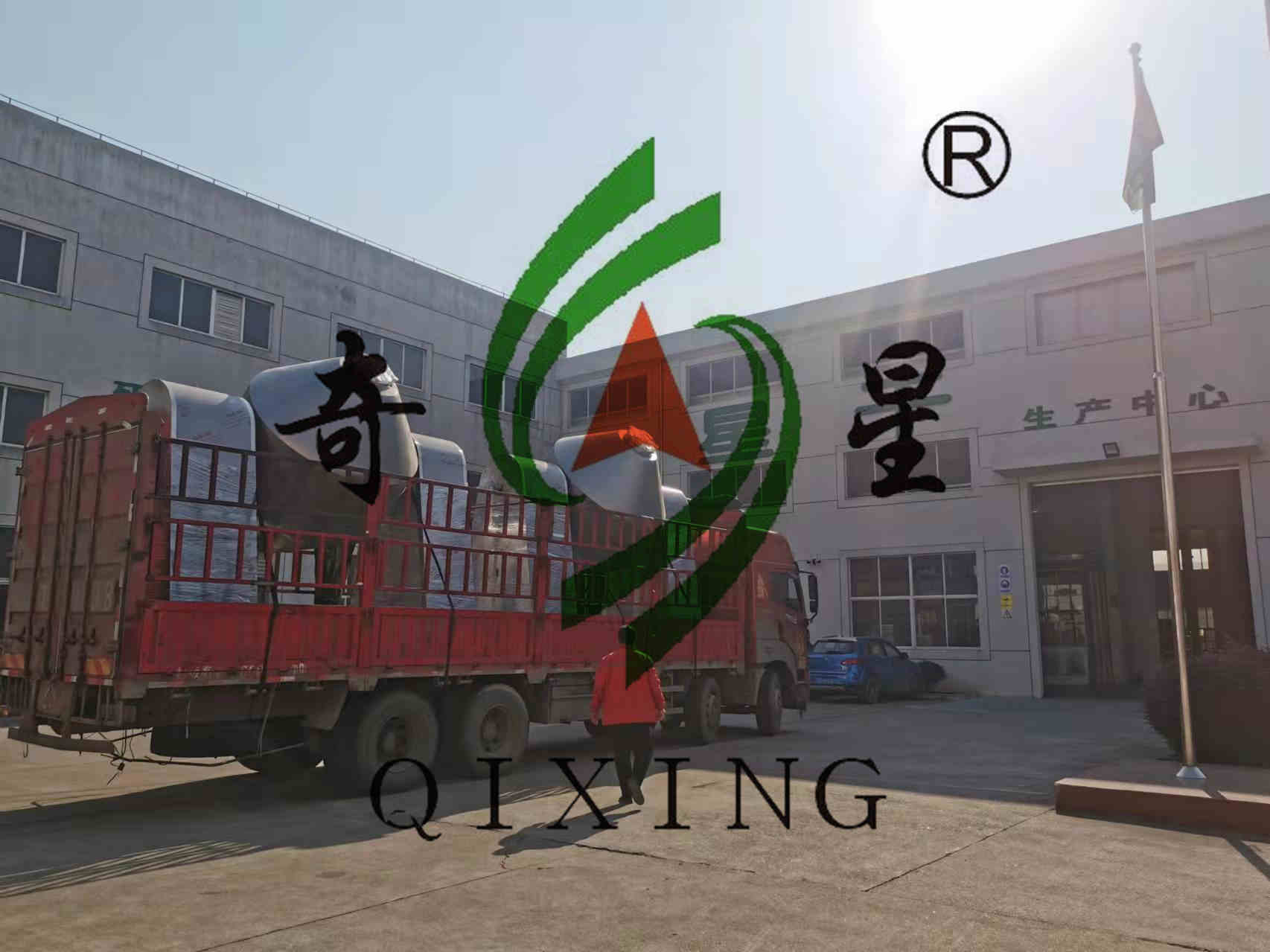 廊坊某客户在我公司订购的两台SZG-3000型双锥回转真空干燥机现已成功发往客户单位。